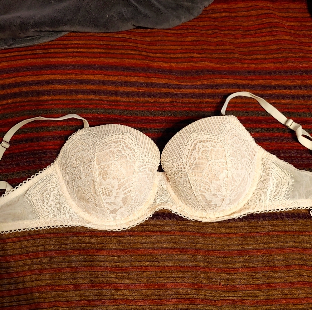 Victoria's Secret 34DD bra